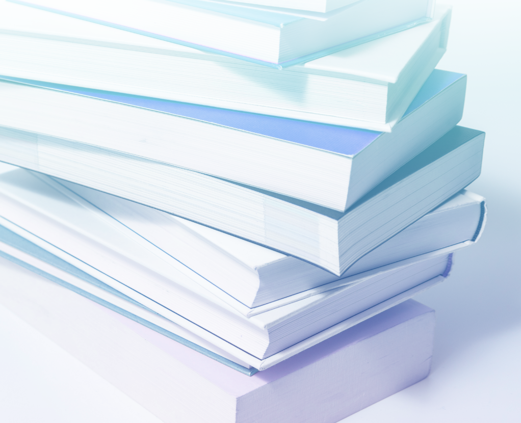 積み重ねられた研修教材の書籍