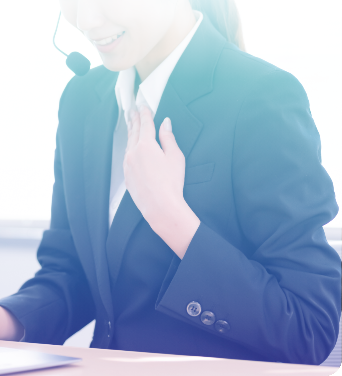 ヘッドセットを付けて親切に対応する女性スタッフ