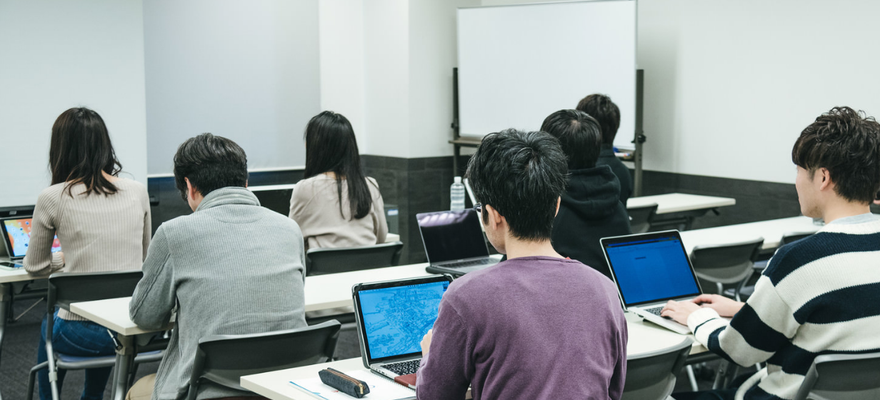 研修室でPCを使って学ぶ受講者の様子